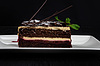Platte mit einem Stück leckerem Schokoladenkuchen | Stock Foto