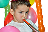 Juego del niño feliz con silbido del aire | Foto de stock