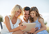 Familia feliz con tablet pc tomar la fotografía | Foto de stock