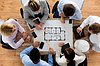Geschäftsteam sitzt am Tisch | Stock Foto