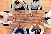 Geschäftsteam sitzt am Tisch | Stock Foto