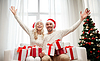 Glückliches Paar zu Hause mit Weihnachtsgeschenkkästen | Stock Foto