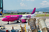 Самолеты Wizz Air авиакомпания в аэропорту | Фото