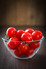 Glasschale mit Kirschtomaten | Stock Foto