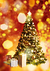 Árbol de Navidad con cajas de regalo y bokeh | Ilustración