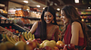 Dos hermosas chicas indias eligen frutas y | Ilustración