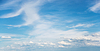 Cielo azul con nubes blancas | Foto de stock