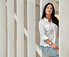 Yong beiläufige Frau auf etwas sitzen | Stock Foto