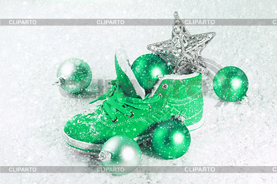Zapato verde con decoraciones de Navidad en la nieve. | Foto de alta resolución |ID 6065087