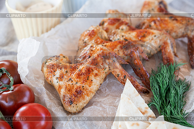 Fertige würzig gegrillte Hähnchenflügel mit Gemüse und | Foto mit hoher Auflösung |ID 7394973
