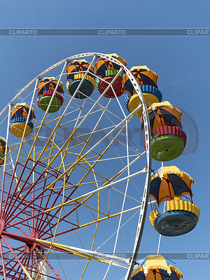 Atraktsion buntes Riesenrad gegen Himmel | Foto mit hoher Auflösung |ID 7130707
