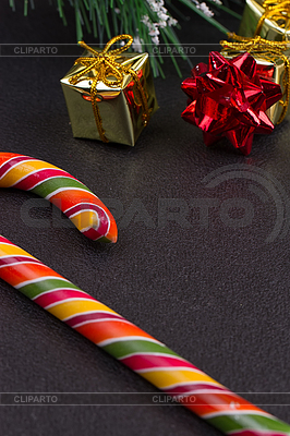 Weihnachtsgeschenk, Baum-Zweig und Dekorationen auf | Foto mit hoher Auflösung |ID 5993774