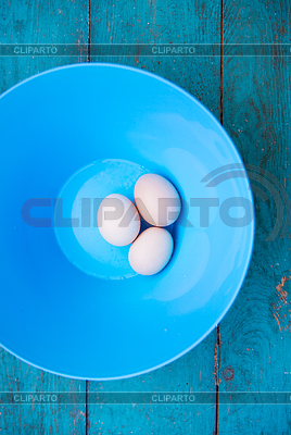 Ostern - natürliche weiße Eier in der blaue Schale | Foto mit hoher Auflösung |ID 5110936