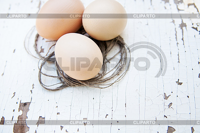 Eier liegen auf einem alten weißen Tisch | Foto mit hoher Auflösung |ID 5753936