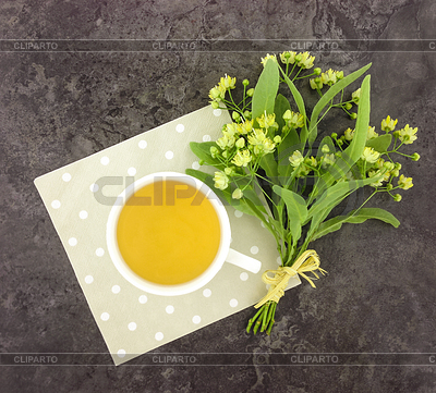 Todavía vida con la taza de té y de flores del ramo. | Foto de alta resolución |ID 5805224