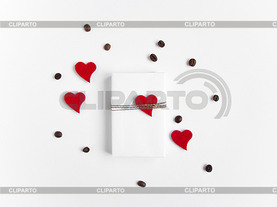 Caja de regalo hecho a mano decorado con corazones. Vista superior, | Foto de alta resolución |ID 6146793