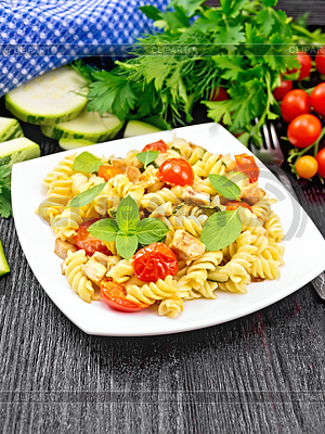 Fusilli Con Pollo Y Tomates En Placa En | Foto de alta resolución |ID 7103736