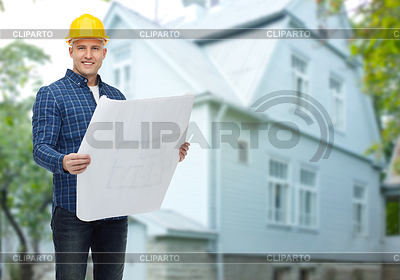 Constructor sonriente con el modelo sobre la casa | Foto de alta resolución |ID 5159477