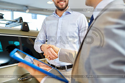 Hombre feliz dando la mano en salón del automóvil o el salón | Foto de alta resolución |ID 5204024