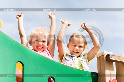 Glückliche Mädchen, die Hände auf Kinderspielplatz winken | Foto mit hoher Auflösung |ID 5266786