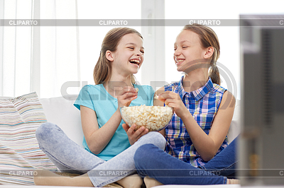Niñas felices con palomitas viendo la televisión en casa | Foto de alta resolución |ID 5293013