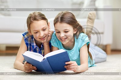 Dos niñas felices de leer el libro en casa | Foto de alta resolución |ID 5293338
