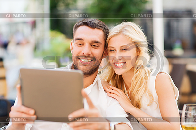 Glückliches Paar mit Tablet PC im Restaurant Lounge | Foto mit hoher Auflösung |ID 5370238