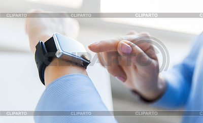 Manos fijar reloj inteligente | Foto de alta resolución |ID 5372676