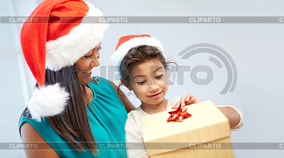 Feliz madre y el niño en los sombreros de santa con caja de regalo | Foto de alta resolución |ID 5374431