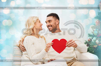 Feliz pareja con el corazón rojo en el hogar para la Navidad | Foto de alta resolución |ID 5410499