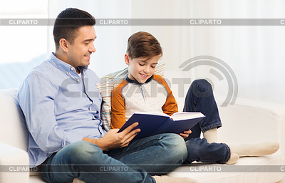 Feliz padre e hijo lectura libro en casa | Foto de alta resolución |ID 5452455