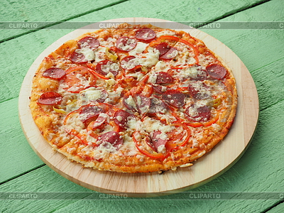 Pizza sobre fondo verde de madera. Cocina italiana | Foto de alta resolución |ID 7128295