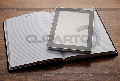Tablet en Open Notebook en la tabla de madera | Foto de alta resolución |ID 4604193