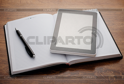Tablet en Open Notebook en la tabla de madera | Foto de alta resolución |ID 4604194