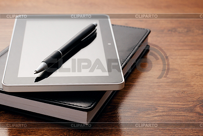 Tablet-Geräts auf Notebook bei Holztisch | Foto mit hoher Auflösung |ID 4604199