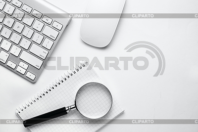 Llevar a cabo una búsqueda en línea para obtener información | Foto de alta resolución |ID 4669753
