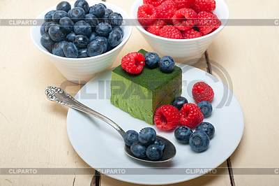 Grüner Tee Matcha-Mousse-Torte mit Beeren | Foto mit hoher Auflösung |ID 5859196