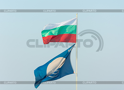 Bandera de Bulgaria y playa limpia contra el cielo azul | Foto de alta resolución |ID 7055033